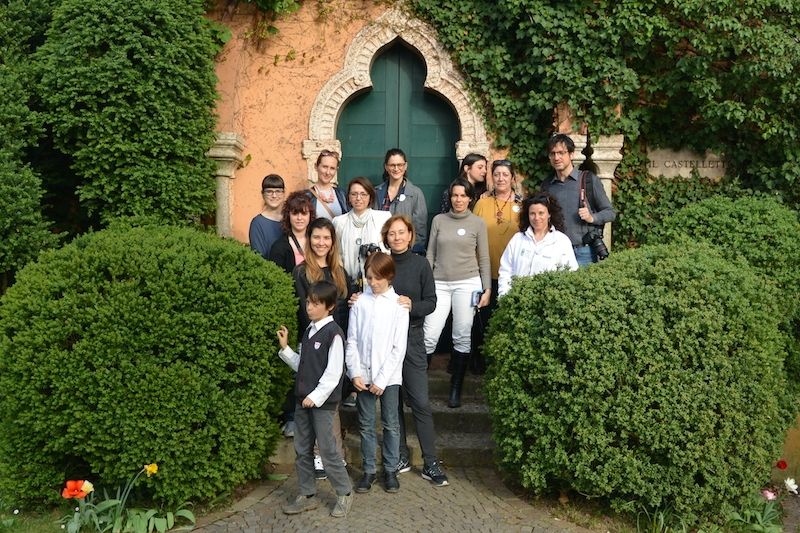 write my wedding - foto di gruppo di fronte al Castelletto write my wedding - foto di gruppo di fronte al Castelletto