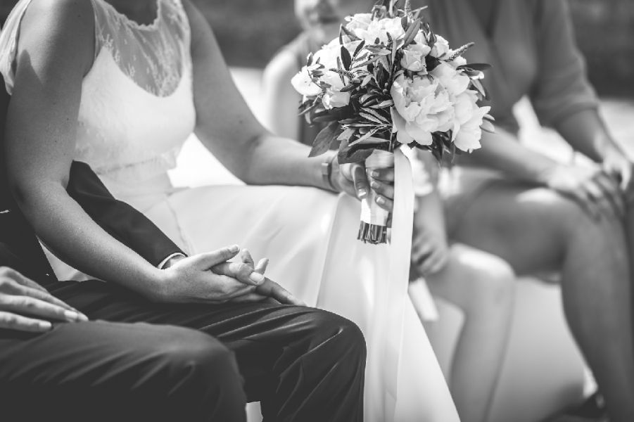 sposi mano nella mano sposi mano nella mano