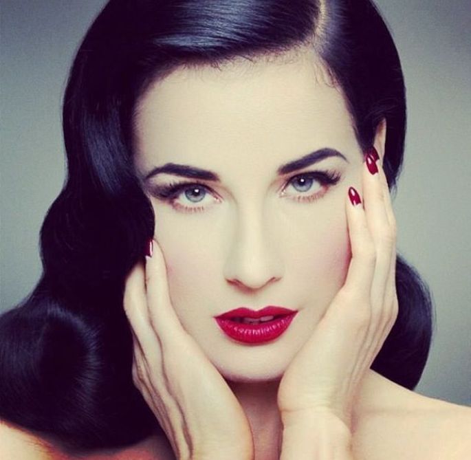 dita von teese, labbra rossissime e sempre perfette dita von teese, labbra rossissime e sempre perfette