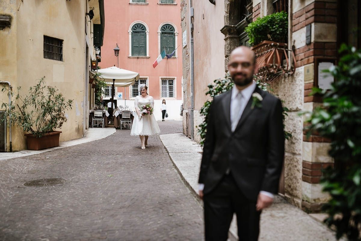 lo sposo aspetta la sposa lo sposo aspetta la sposa