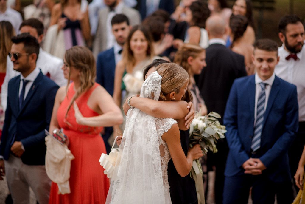 sposa e amica abbraccio - valeria ferrari weddings sposa e amica abbraccio - valeria ferrari weddings