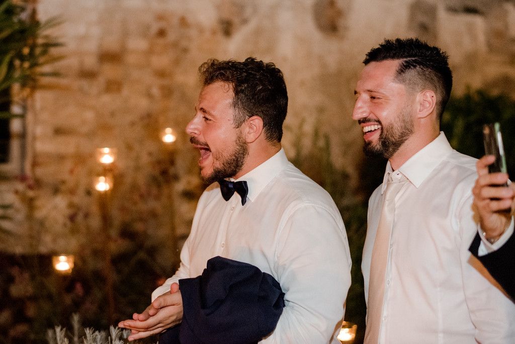 amici sposo taglio torta amici sposo taglio torta
