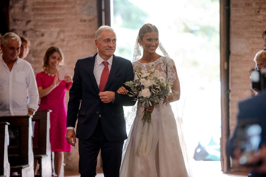 sposa con papà ingresso chiesa sposa con papà ingresso chiesa