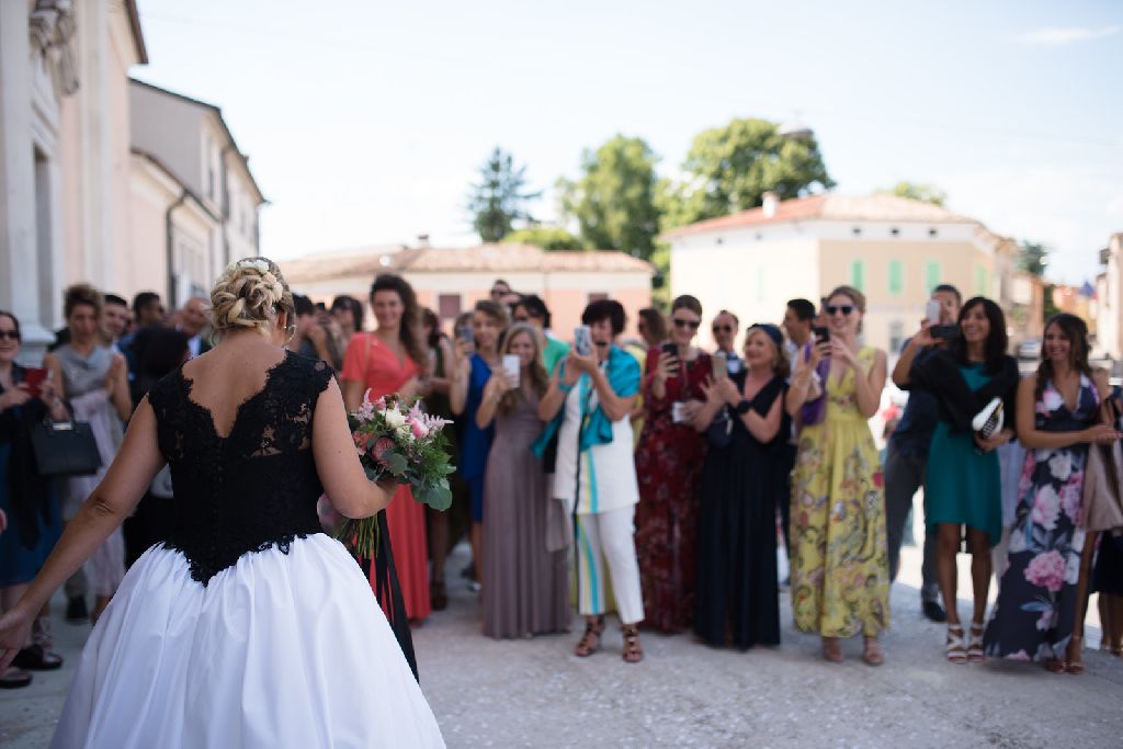 sposa e invitati fuori chiesa sposa e invitati fuori chiesa