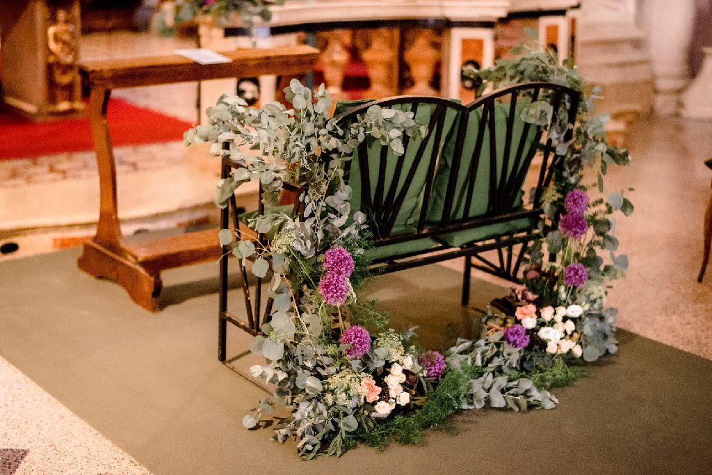 panchina - seduta sposi chiesa - valeria ferrari weddings panchina - seduta sposi chiesa - valeria ferrari weddings