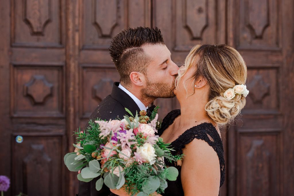 sposi bacio fuori chiesa  sposi bacio fuori chiesa