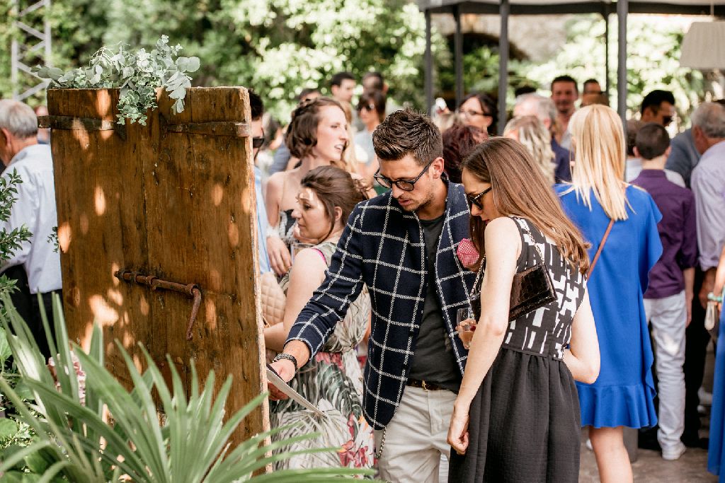 ospiti alle prese con il tableau - matrimonio lombardia ospiti alle prese con il tableau - matrimonio lombardia