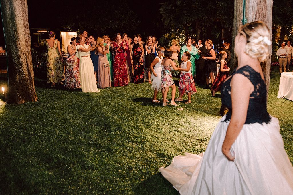 bouquet toss bouquet toss