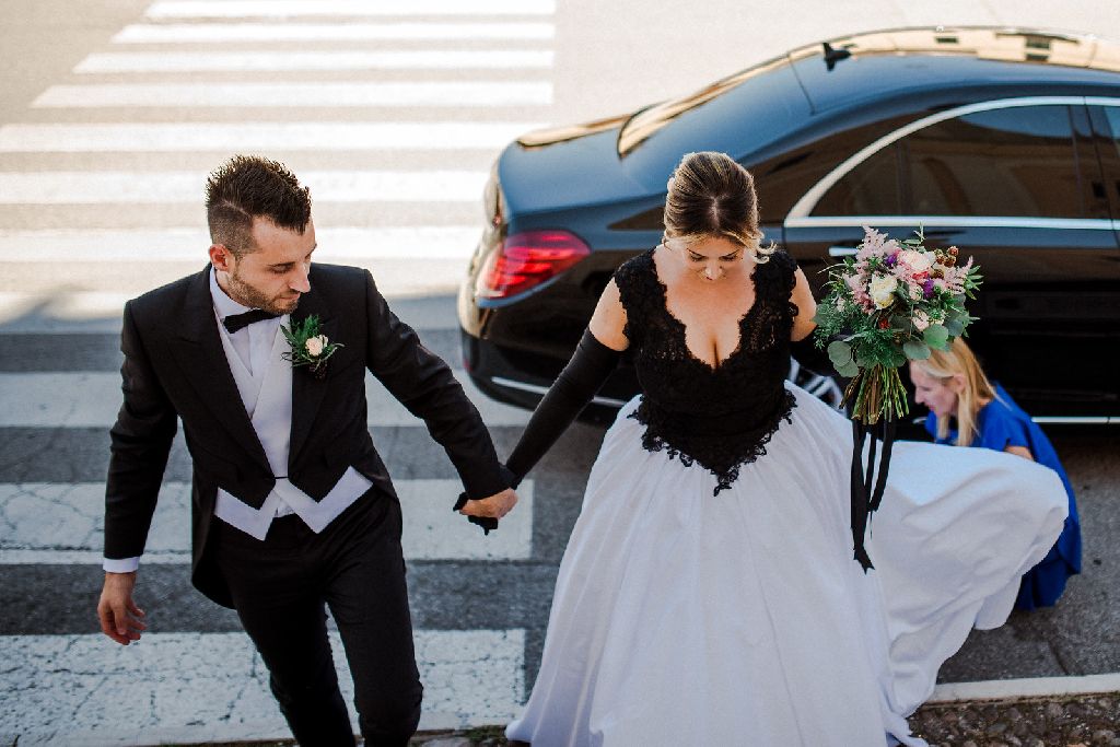 sposa e sposo - arrivo in chiesa sposa e sposo - arrivo in chiesa