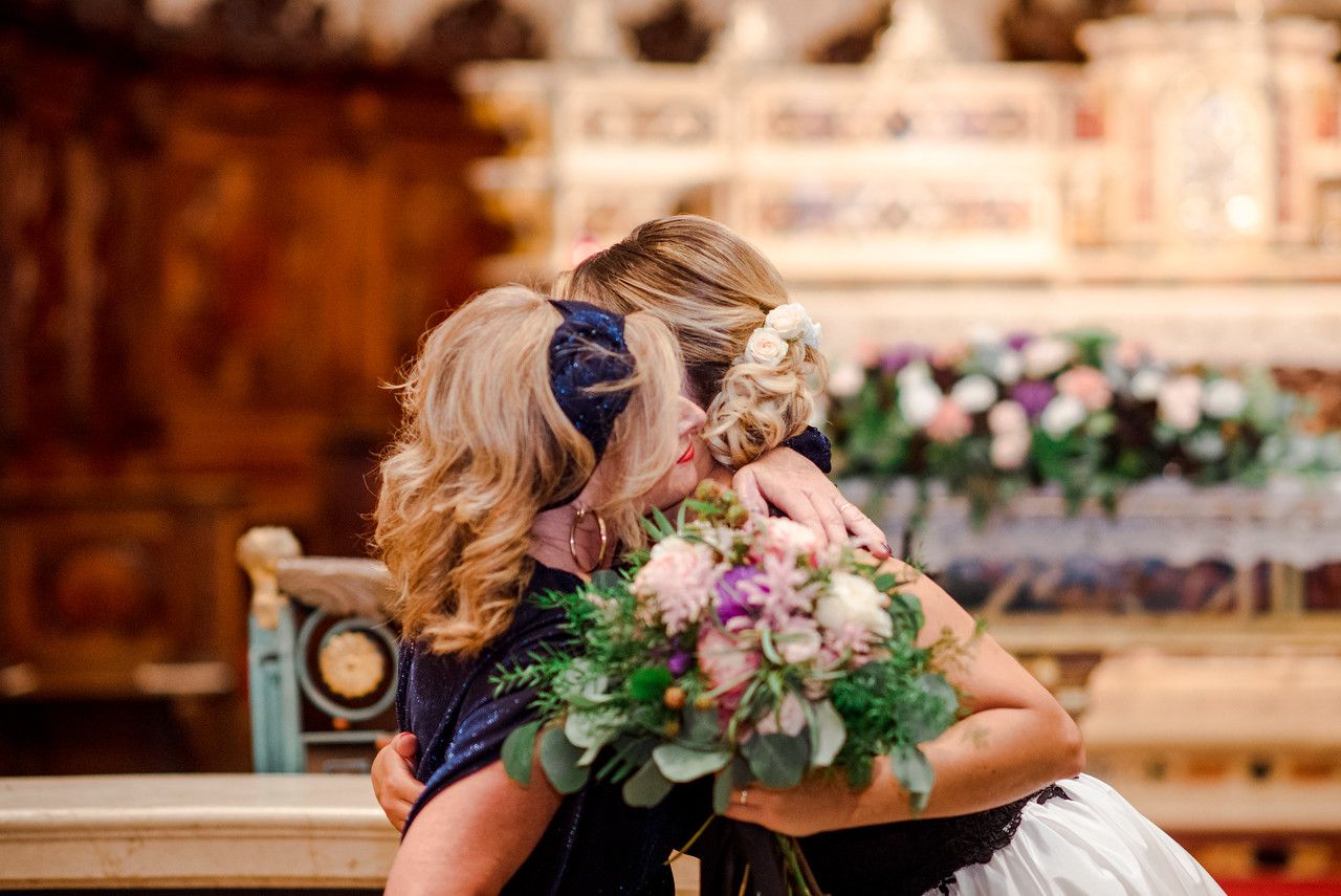 abbraccio - sposa e suocera  abbraccio - sposa e suocera