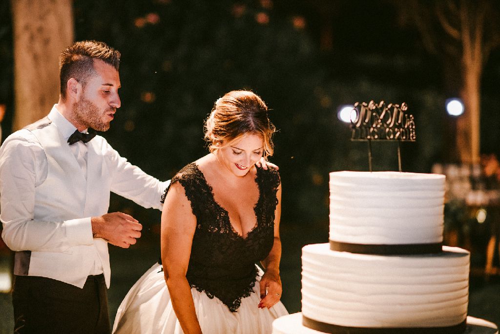 sposi e torta nuziale sposi e torta nuziale