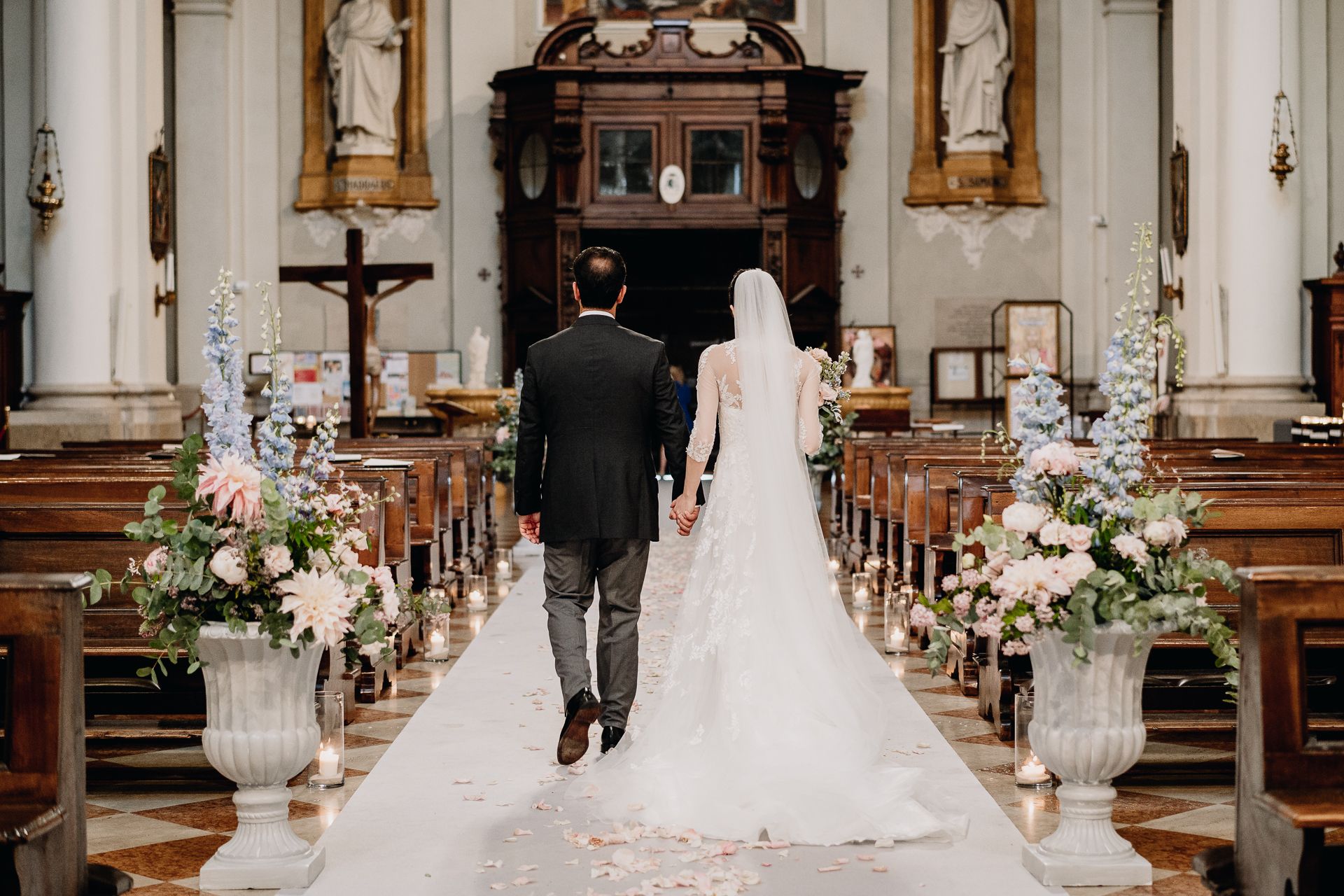 sposi escono da chiesa sposi escono da chiesa