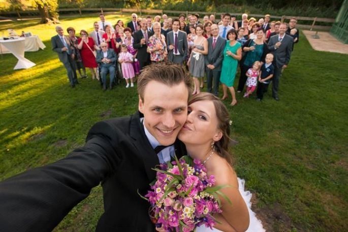 selfie sposi e invitati selfie sposi e invitati