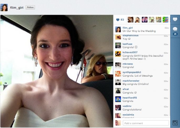 una sposa si scatta un selfie in auto una sposa si scatta un selfie in auto