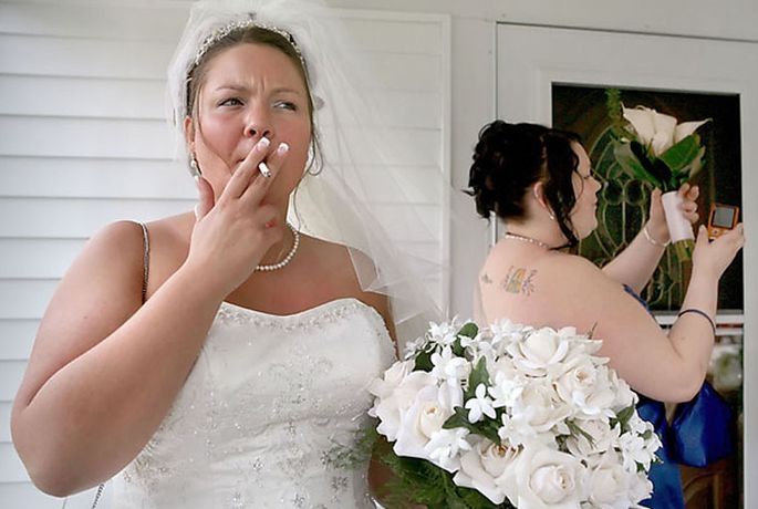 una sigaretta in mano ad una sposa non è mai una cosa carina... una sigaretta in mano ad una sposa non è mai una cosa carina...