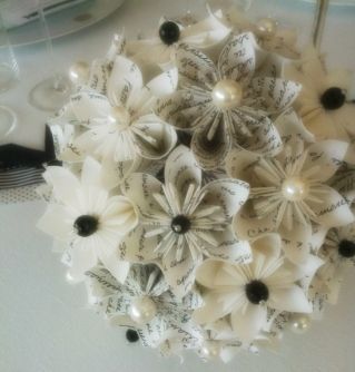 Il bouquet bianco e nero della mia sposa! Il testo è quello di "Figlio di un re", la canzone degli sposi Il bouquet bianco e nero della mia sposa! Il testo è quello di "Figlio di un re", la canzone degli sposi