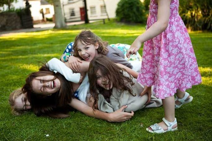 bambini giocano ad un matrimonio bambini giocano ad un matrimonio