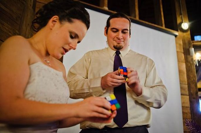sposi alle prese con il cubo di rubik sposi alle prese con il cubo di rubik
