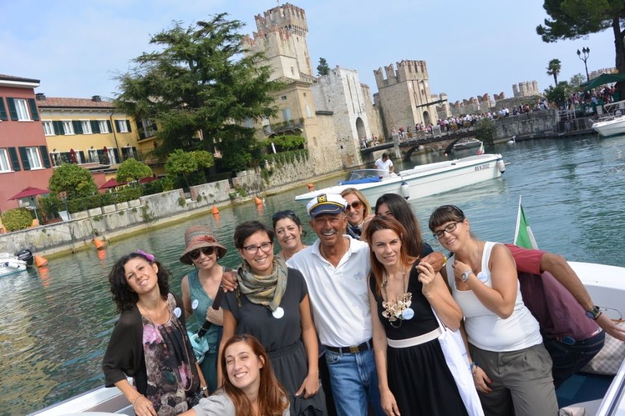 Il gruppo delle blogger con il nostro "marinaio", a Sirmione Il gruppo delle blogger con il nostro "marinaio", a Sirmione