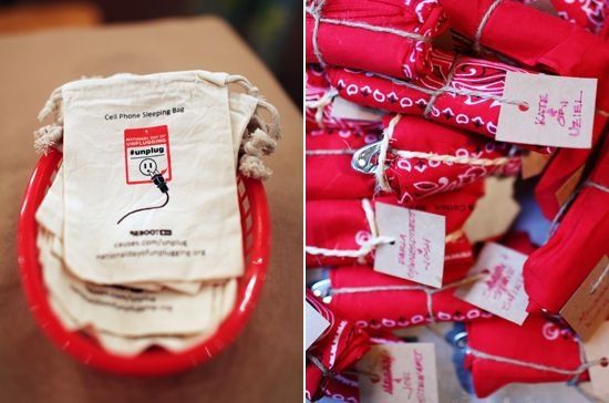 ritirare i cellulari all'inizio della festa? ritirare i cellulari all'inizio della festa?