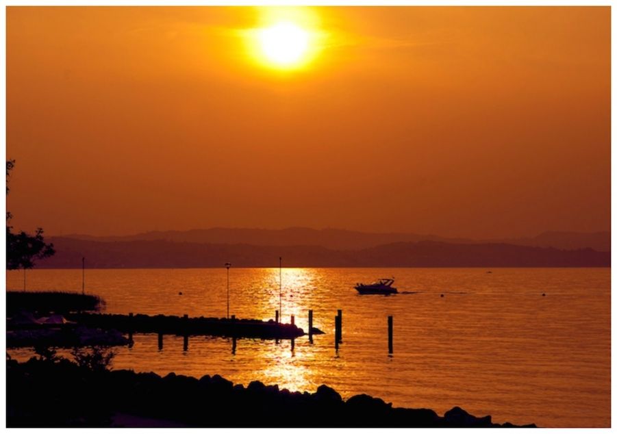 tramonto sul  lago di garda