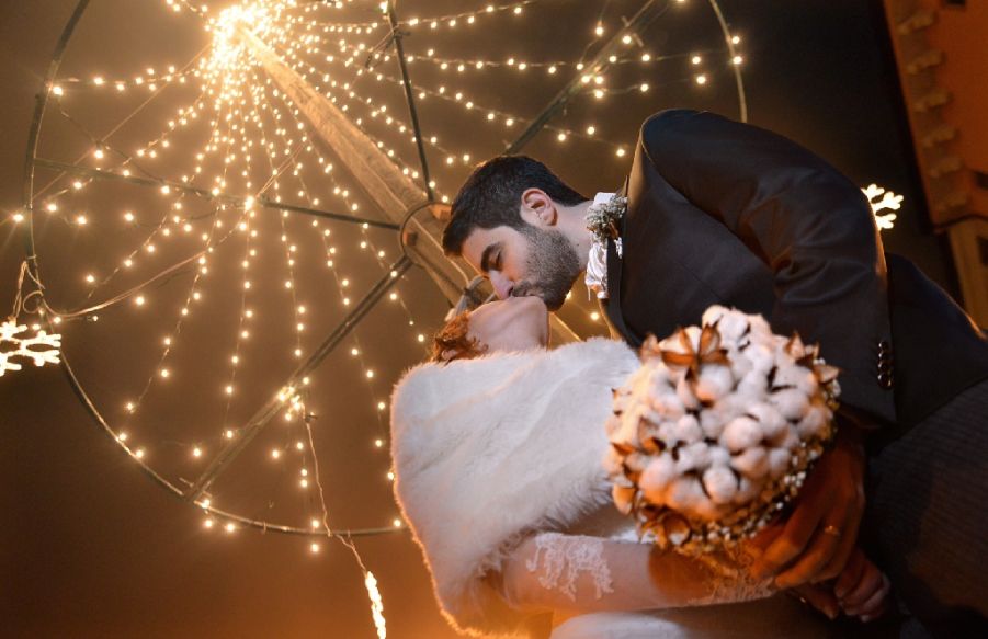 sposi e luci natalizie