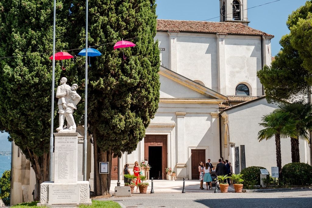 la chiesa attende