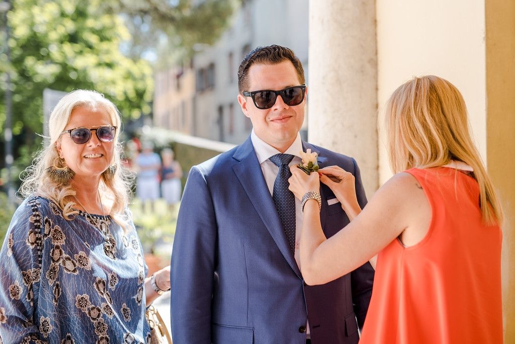 io che metto la bottoniere allo sposo