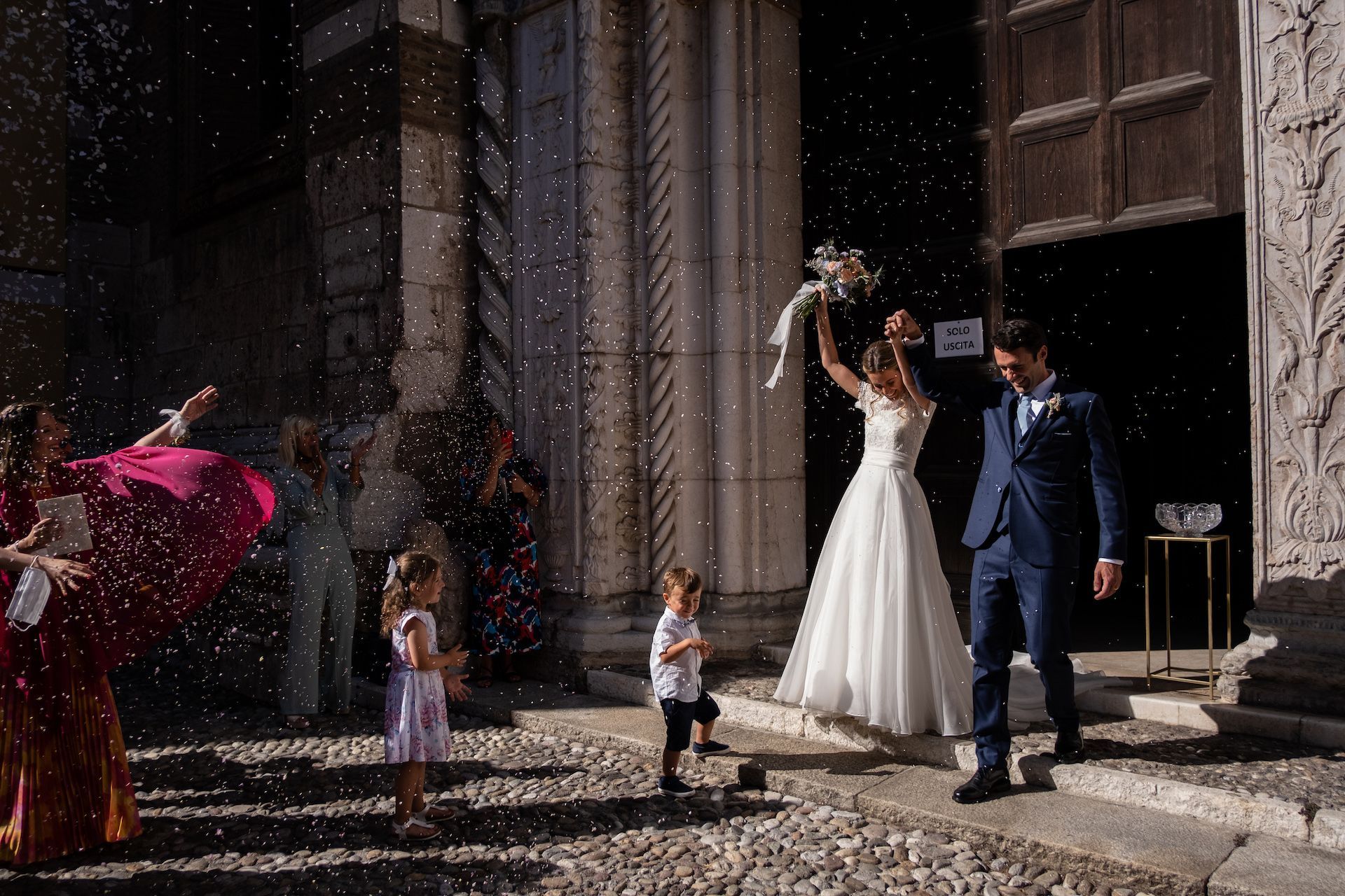 sposi escono da chiesa