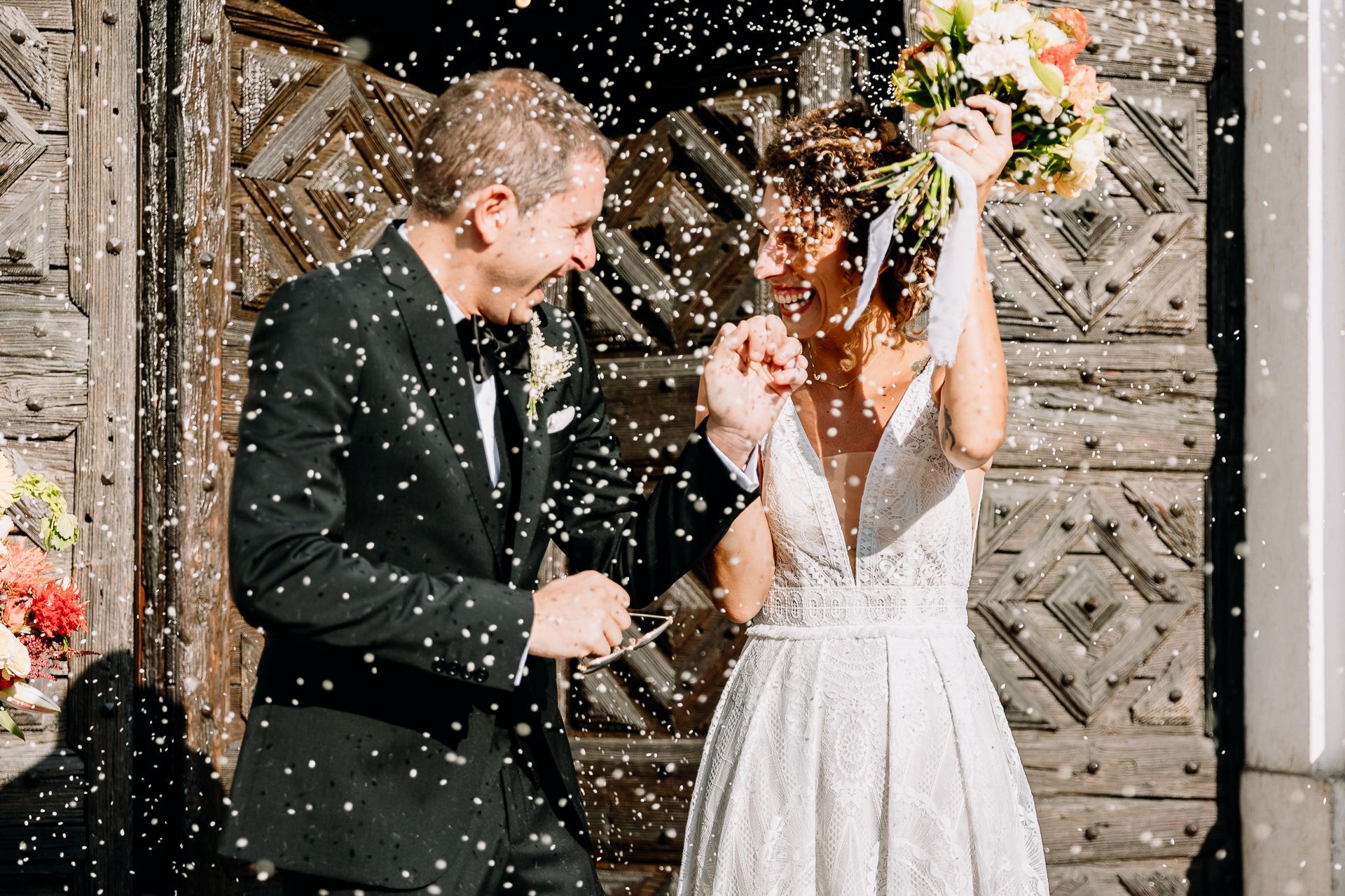confetti toss in italy confetti toss in italy