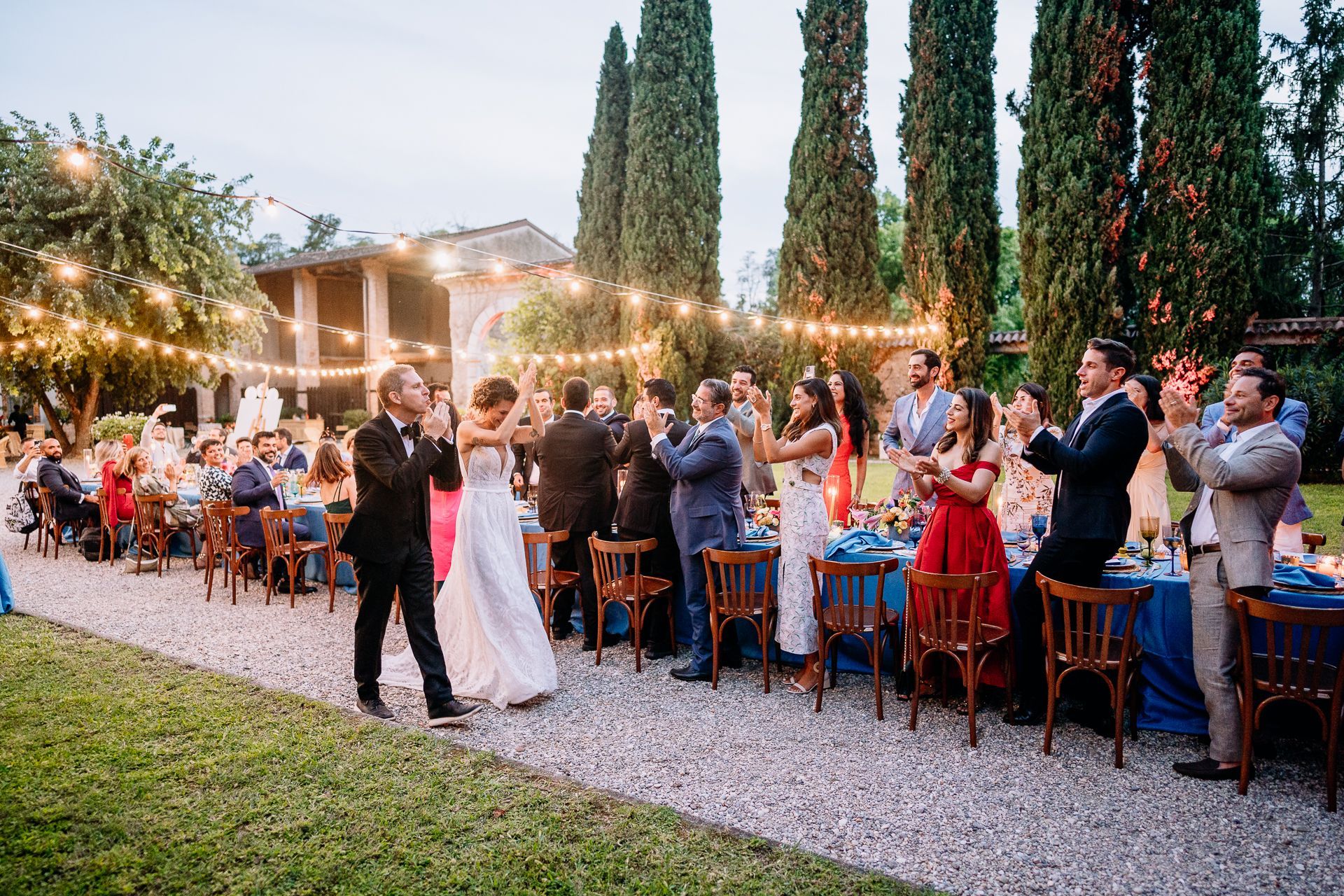 sposi raggiungono gli ospiti sposi raggiungono gli ospiti