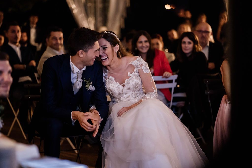 sposi ridono insieme sposi ridono insieme