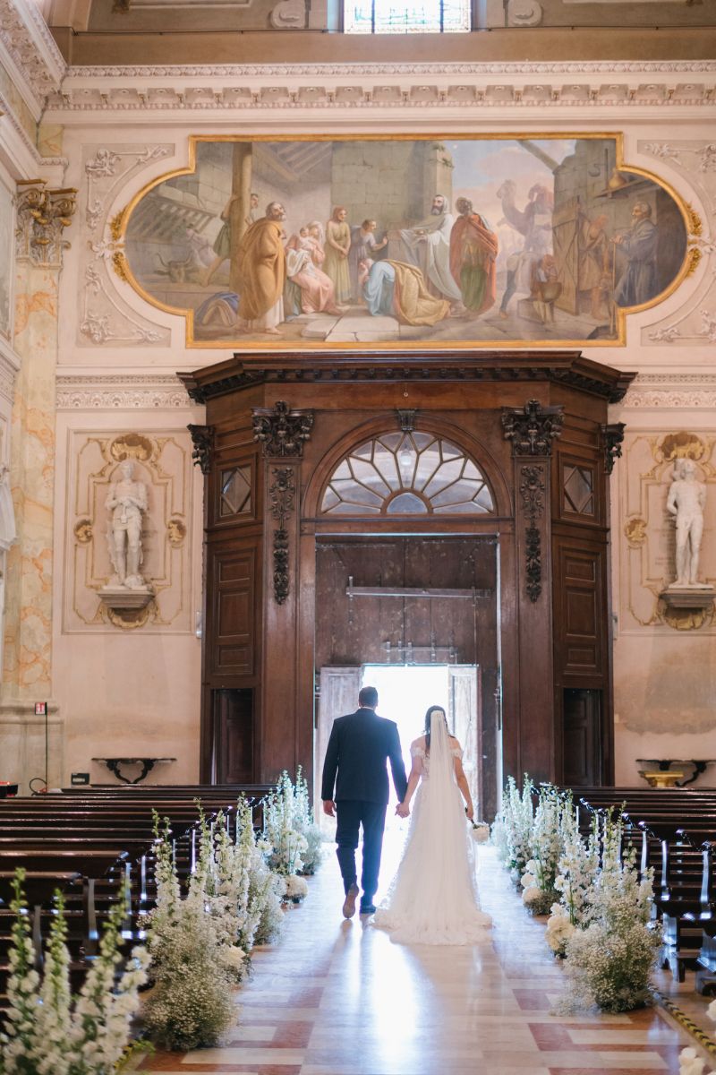 sposi escono da chiesa sposi escono da chiesa